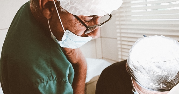 FUE patient in consultation with Dr. Tsilosani